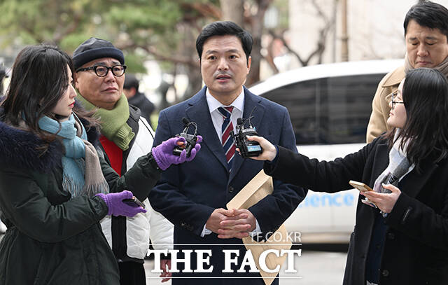 김태우 전 강서구청장이 6일 오후 서울 마포구 서울경찰청 공공범죄수사대에 강선우 의원의 공천헌금 의혹에 대한 고발인 조사에 앞서 입장을 밝히고 있다. /박헌우 기자