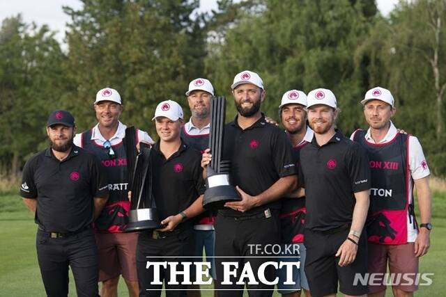 2024년 LIV골프 영국대회 단체전에서 우승한 존 람(가운데)이 트로피를 들고 환호하고 있는 모습. LIV골프는 PGA투어와는 달리 개인전과 단체전이 동시에 열린다./AP/뉴시스
