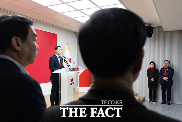 당 쇄신안 발표한 뒤 인사하는 장 대표.