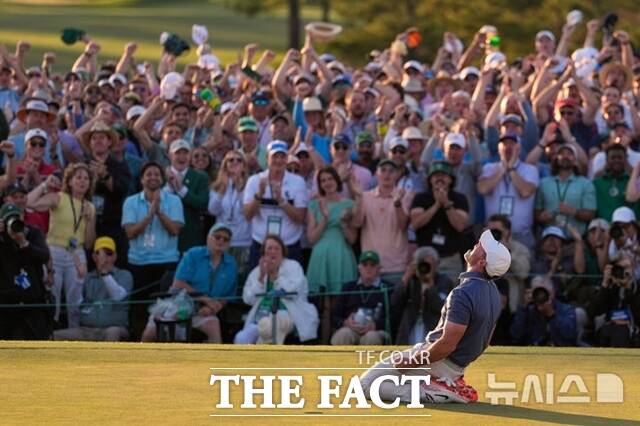로리 맥길로이가 지난해 마스터스에서 연장 접전 끝에 우승, 역대 6번째 커리어 그랜드슬램을 달성한 뒤 무릎을 꿇고 감격해 하고 있는 모습. 맥길로이는 LIV골프에 대해 가장 부정적인 입장을 견지하고 있는 선수다./AP.뉴시스