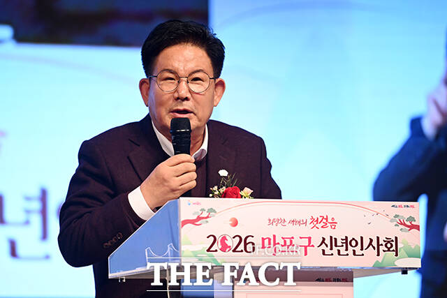 정청래 더불어민주당 대표와 오세훈 서울시장, 박강수 마포구청장(왼쪽부터)이 7일 오후 서울 마포구 마포아트센터에서 열린 2026 마포구 신년인사회에 참석해 대화를 나누고 있다.