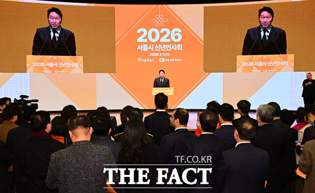 오세훈 서울시장(오른쪽)과 최태원 서울상공회의소 회장이 7일 서울 중구 대한상공회의소에서 열린 2026 서울시 신년인사회에 참석해 건배를 하고 있다.