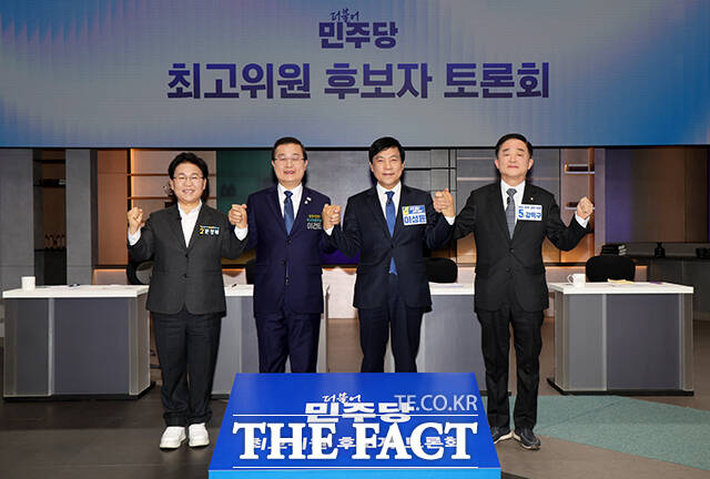 더불어민주당 최고위원 보궐선거에 출마한 문정복, 이건태, 이성윤, 강득구 후보(왼쪽부터)가 7일 오후 서울 마포구 상암동 JTBC에서 열린 최고위원 보궐선거 제3차 합동토론회에 앞서 기념촬영을 하고 있다. /국회사진기자단