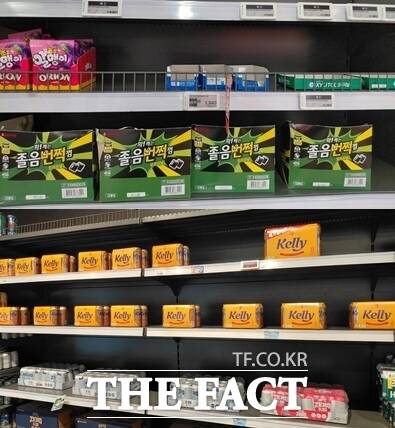 기업회생절차를 밟고 있는 홈플러스가 지난해 12월 기업형 슈퍼마켓(SSM) 분리 매각을 담은 회생계획안을 제출했다. 홈플러스는 최대주주인 MBK파트너스의 추가 지원책이 부재한 상황에서 유통산업발전법 대형마트 규제까지 온전히 떠안고 있다. 사진은 홈플러스 본점인 강서점 내 자일리톨과 맥주 등 브랜드들이 매진된 모습. /손원태 기자