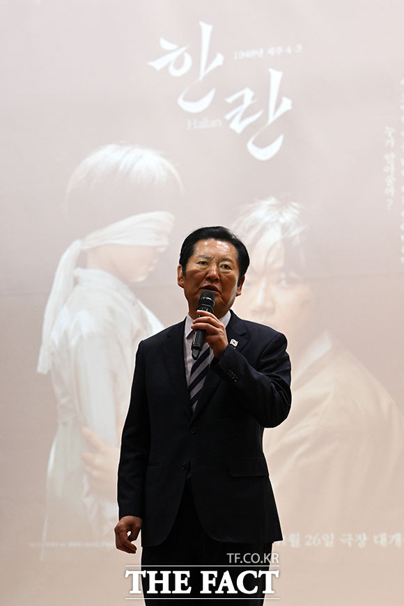 4.3 관련 노래로 인사말 하는 정 대표.