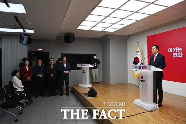 당 쇄신안 발표한 뒤 인사하는 장 대표.