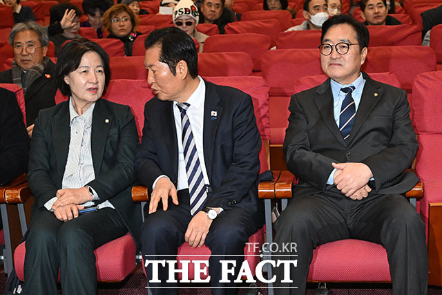 대화 나누는 추 위원장(왼쪽)과 정 대표.