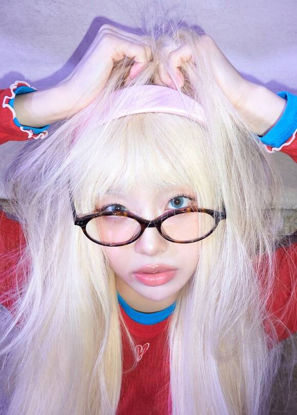 츄가 7일 첫 정규 앨범 XO, My Cyberlove를 발매했다. 츄는 기존의 밝은 이미지와는 다른 목소리와 분위기로 사랑의 다양한 이야기를 아홉 트랙에 풀어냈다. /ATRP