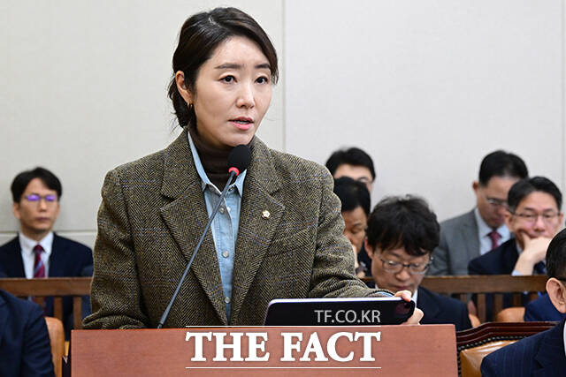 더불어민주당을 탈당한 강선우 무소속 의원의 1억원 공천 헌금 의혹을 수사하고 있는 경찰이 자금 보관자로 지목된 전 보좌관을 입건, 조사했다./남윤호 기자