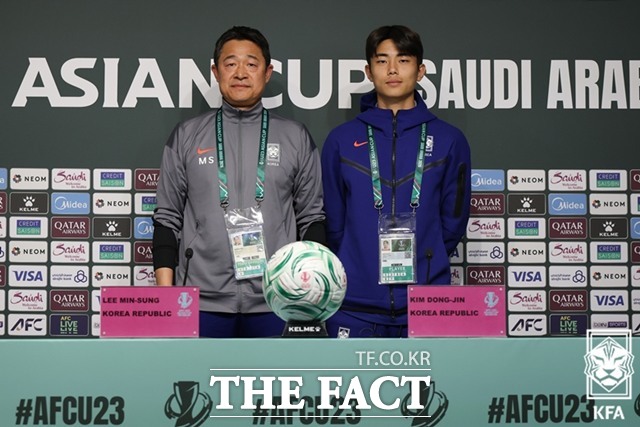 한국 U23 대표팀의 이민성 감독(왼쪽)과 김동진이 7일 이란과 2026 AFC U-23 아시안컵 C조 1차전을 앞두고 가진 기자회견에서 선전을 다짐하고 있다./리야드=KFA