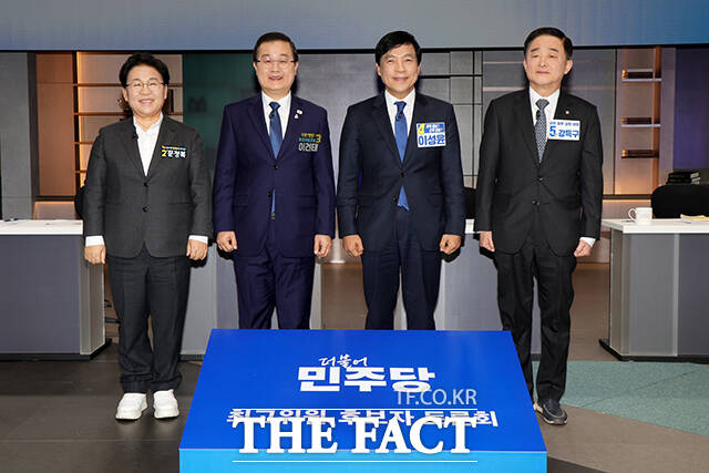 더불어민주당 최고위원 보궐선거에 출마한 문정복, 이건태, 이성윤, 강득구 후보(왼쪽부터)가 7일 오후 서울 마포구 상암동 JTBC에서 열린 최고위원 보궐선거 제3차 합동토론회에 앞서 기념촬영을 하고 있다. /국회사진기자단