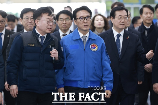 김민석 국무총리는 7일 경남 사천시 한국항공우주산업(KAI)에서 열린 현장 간담회에서 “방산 국제 경쟁력 강화와 방산업체의 지속·발전 가능한 생태계 조성은 방산 4대 강국으로 진입하기 위한 필수요소”라고 밝혔다. /뉴시스