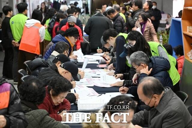 공공일자리를 제외하고 실업률을 계산하면 지난해 실업률이 한국은행 추정치보다 0.1~0.2%포인트 가량 높아진 것으로 나타났다. 사진은 기사 내용과 무관. /서예원 기자