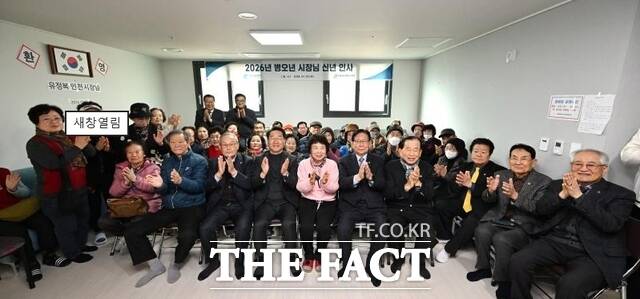 유정복 인천시장이 7일 서구 가재울역트루엘에코시티아파트 경로당에서 어르신들과 기념촬영을 하고 있다./인천시