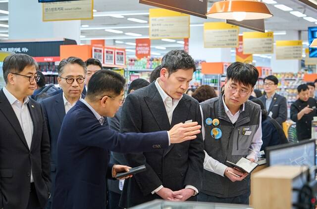 정용진 신세계그룹 회장이 간편식 델리 매장에서 상품 설명을 듣고 있다. /신세계그룹