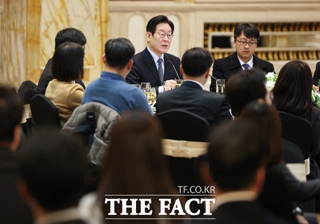 중국을 국빈 방문 중인 이재명 대통령이 7일(현지 시간) 상하이 한 호텔에서 열린 순방 기자단 오찬 간담회에서 발언하고 있다. /뉴시스