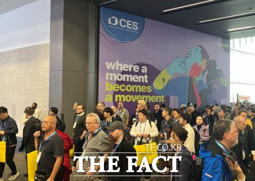 CES 2026 첫날인 6일(현지시간) 오전 10시 관람객들이 밀물처럼 입장하고 있다. /최의종 기자