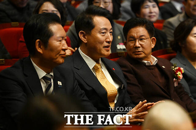 정청래 더불어민주당 대표와 오세훈 서울시장, 박강수 마포구청장(왼쪽부터)이 7일 오후 서울 마포구 마포아트센터에서 열린 2026 마포구 신년인사회에 참석해 대화를 나누고 있다.