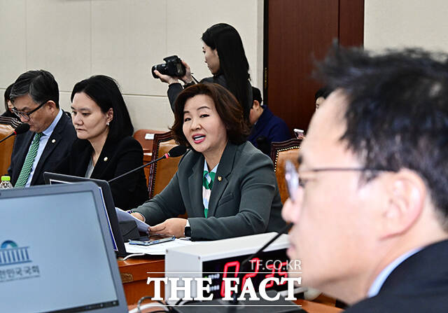 보건복지위원회 여당 간사를 맡고 있는 이수진 더불어민주당 의원이 7일 오후 서울 여의도 국회에서 열린 보건복지위원회 전체회의에 참석해 아동수당법 일부개정법률안에 대한 발언을 하고 있다. /국회=배정한 기자