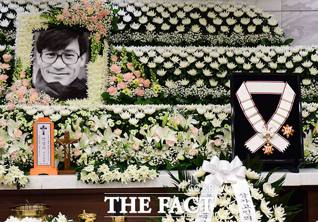 배우 안성기가 지난 5일 오전 9시께 병원에서 치료받던 중 세상을 떠났다. 향년 74세. 발인은 오는 9일 오전 6시, 장지는 양평 별그리다이다. /사진공동취재단