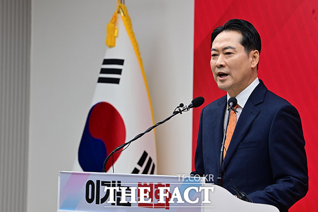 당 쇄신안 발표한 뒤 인사하는 장 대표.