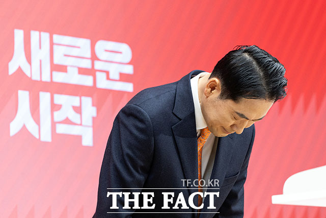 장동혁 국민의힘 대표가 7일 오전 서울 여의도 국민의힘 당사에서 긴급 기자회견을 열고 당 쇄신안을 발표한 뒤 인사를 하고 있다. /여의도=남용희 기자