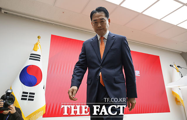 당 쇄신안 발표한 뒤 인사하는 장 대표.