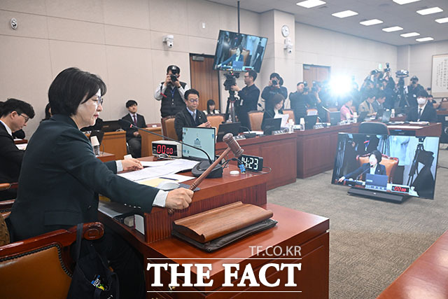 추미애 국회 법제사법위원장이 7일 오후 서울 여의도 국회에서 열린 법제사법위원회 전체회의를 개의하며 의사봉을 두드리고 있다. /국회=남용희 기자