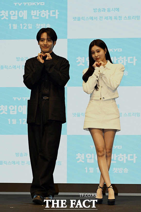 배우 아카소 에이지(왼쪽)와 강혜원이 7일 오후 서울 구로구 디큐브시티 더세인트 그랜드볼룸에서 열린 일본 TV도쿄 드라마 '첫입에 반하다' 제작발표회에서 포즈를 취하고 있다. /송호영 기자