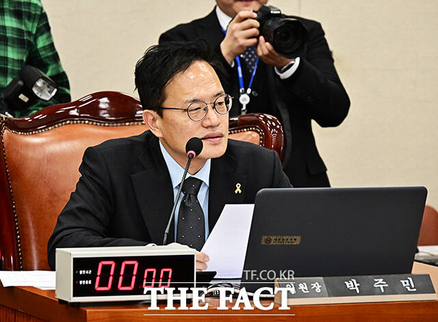 박주민 복지위원장이 7일 오후 서울 여의도 국회에서 열린 보건복지위원회 전체회의에 참석해 안건을 상정하고 있다. /국회=배정한 기자