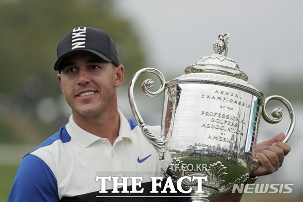 최근 브룩스 켑카가 LIV를 탈퇴해 행후 향후 행보가 주목되고 있다. 켑타는 LIV골프의 간판 선수로 활동해 그 여파가 만만치 않을 것으로 보인다. 사진은 켑카가 지난 2019년 PGA챔피언십을 2연패한 뒤 우승컵을 들고 웃고 있는 모습./AP.뉴시스
