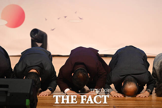 정청래 더불어민주당 대표와 오세훈 서울시장, 박강수 마포구청장(왼쪽부터)이 7일 오후 서울 마포구 마포아트센터에서 열린 2026 마포구 신년인사회에 참석해 대화를 나누고 있다.