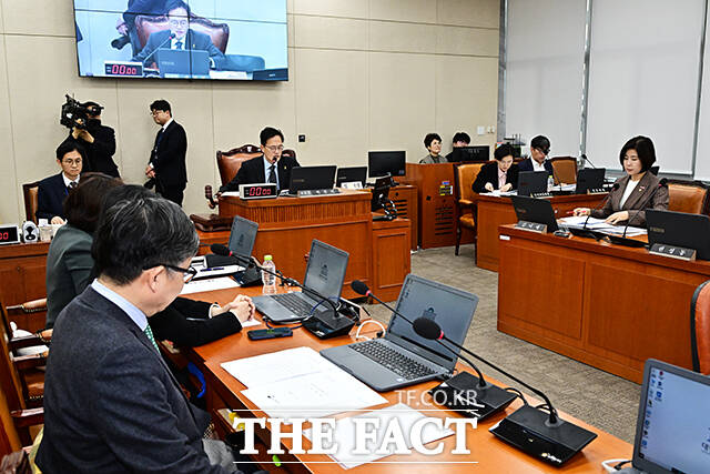 박주민 복지위원장이 7일 오후 서울 여의도 국회에서 열린 보건복지위원회 전체회의에 참석해 안건을 상정하고 있다. /국회=배정한 기자