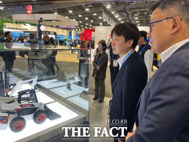 이준석 개혁신당 대표가 6일(현지시간) 미국 라스베이거스에서 열린 CES 2026에서 전시 내용을 보는 모습. /최의종 기자
