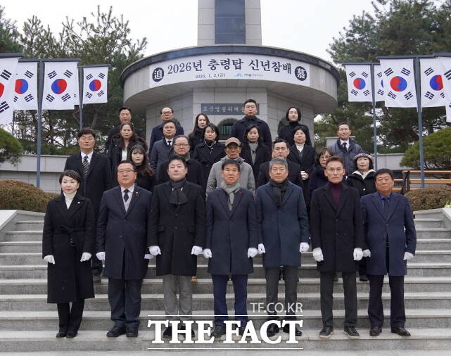 국민의힘 세종시당 당직자들이 7일 세종시 조치원 충령탑에서 신년 참배 후 기념 촬영을 하고 있다. /세종시당