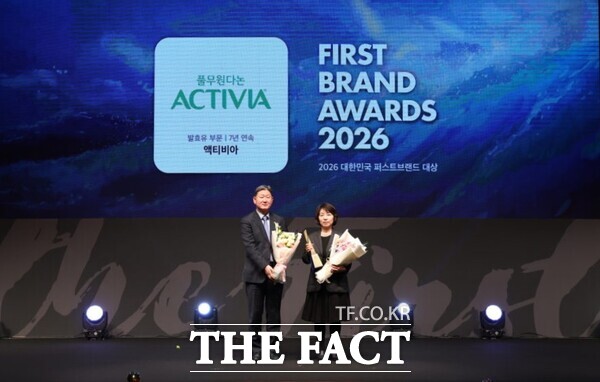 홍영선 풀무원다논 대표(오른쪽)가 '2026 대한민국 퍼스트브랜드 대상' 시상식에서 7년 연속 발효유 부문 1위에 선정된 '풀무원다논 액티비아'로 대상을 수여받았다. /풀무원