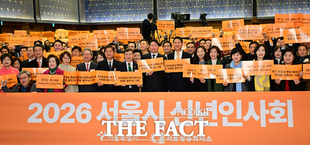 오세훈 서울시장(오른쪽)과 최태원 서울상공회의소 회장이 7일 서울 중구 대한상공회의소에서 열린 2026 서울시 신년인사회에 참석해 건배를 하고 있다.