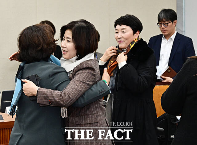 이수진 여당 간사와 새해 인사하며 포옹하는 김미애 야당 간사.