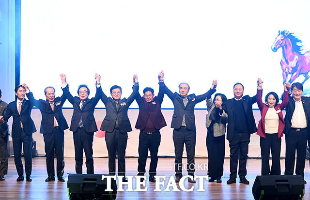 정청래 더불어민주당 대표와 오세훈 서울시장, 박강수 마포구청장(왼쪽부터)이 7일 오후 서울 마포구 마포아트센터에서 열린 2026 마포구 신년인사회에 참석해 대화를 나누고 있다.