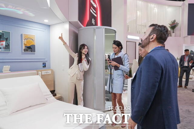 세라젬은 영화 '탑건: 매버릭'에 출연한 모델 겸 배우 줄리아 루페티가 'CES 2026' 행사장 내 자사 전시관을 찾아 제품에 대해 관심을 보였다고 7일 밝혔다. /세라젬