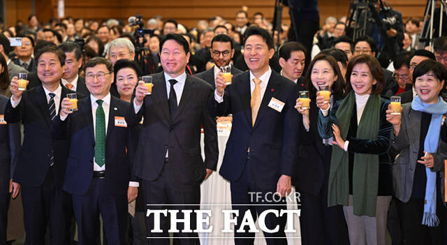 오세훈 서울시장(오른쪽)과 최태원 서울상공회의소 회장이 7일 서울 중구 대한상공회의소에서 열린 2026 서울시 신년인사회에 참석해 건배를 하고 있다.