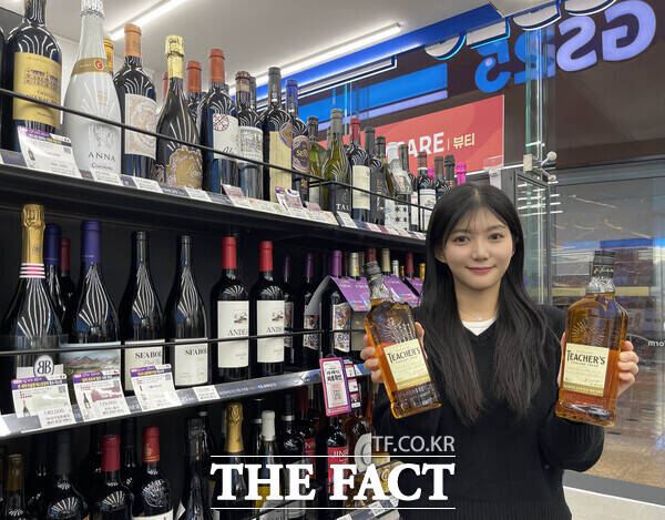 GS25에서 선보인 1만원대 가성비 위스키 '티처스' 상품을 모델이 들고 있다. /GS25