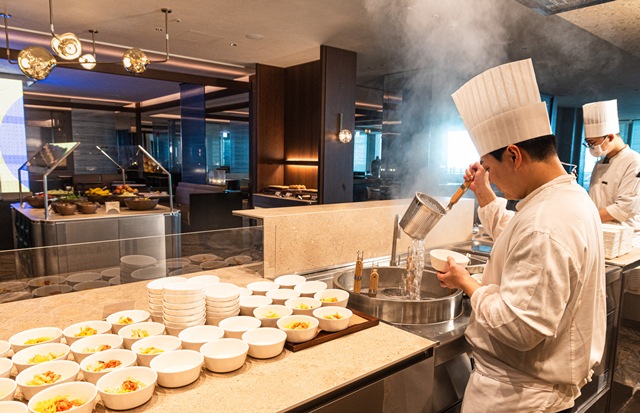 대한항공은 아시아나항공의 인천국제공항 제2여객터미널 이전을 앞두고 라운지 이용 편의성을 높이기 위해 IT와 빅데이터를 활용한 서비스 강화에 나선다고 7일 밝혔다. 대한항공 프레스티지 동편(우측) 라운지. /대한항공