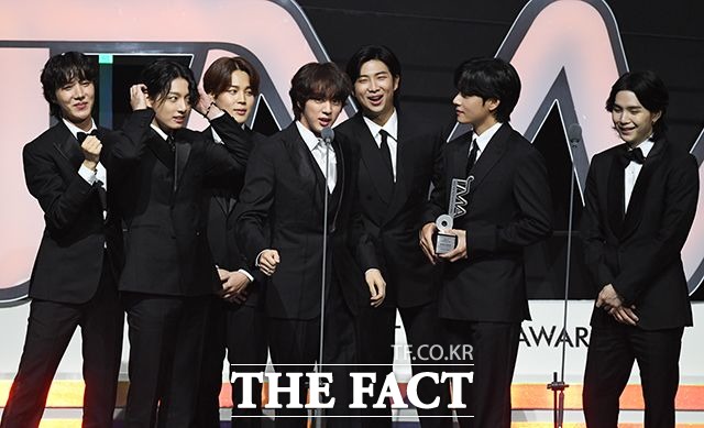2022년 6월 발매된 방탄소년단의 달려라 방탄이 월드 디지털 송 세일즈 정상을 차지했다. 사진은 2022 더팩트 뮤직 어워즈에서 팬앤스타 최다 득표상 가수 부문을 수상한 뒤 소감을 말하고 있는 모습. /더팩트 DB