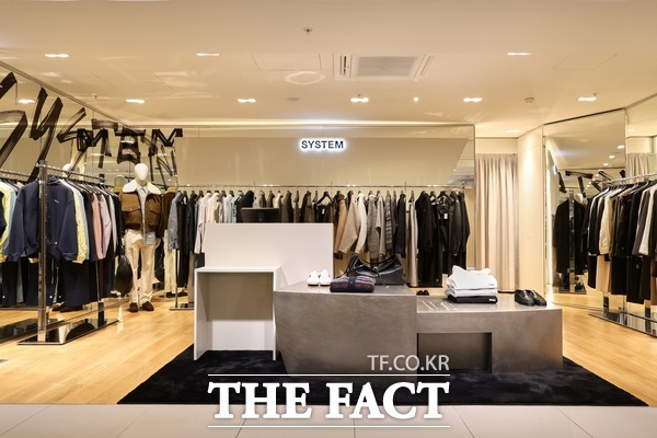 한섬의 남성 캐주얼 브랜드 '시스템옴므'가 프랑스 파리의 랜드마크 '갤러리 라파예트' 백화점에 정규 입점했다. /현대백화점그룹