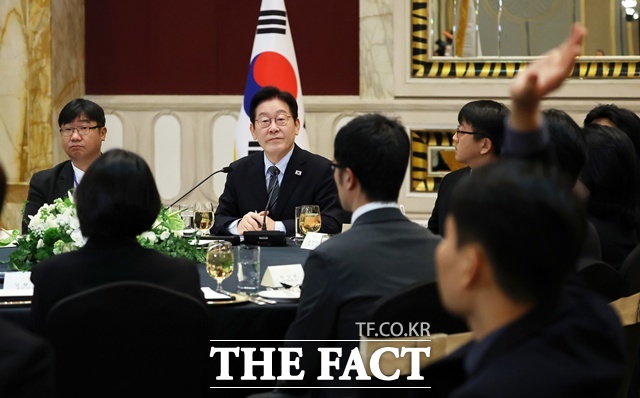 이재명 대통령은 7일 중국 상하이 현지에서 가진 순방기자단 오찬간담회에서 중국의 한류제한령(한한령) 관련 “점진적·단계적으로 질서 있게 해결 될 것”이라고 밝혔다. /뉴시스