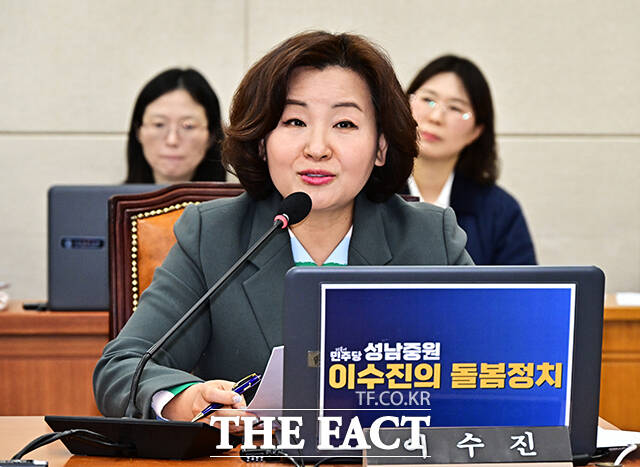 보건복지위원회 여당 간사를 맡고 있는 이수진 더불어민주당 의원이 7일 오후 서울 여의도 국회에서 열린 보건복지위원회 전체회의에 참석해 아동수당법 일부개정법률안에 대한 발언을 하고 있다. /국회=배정한 기자