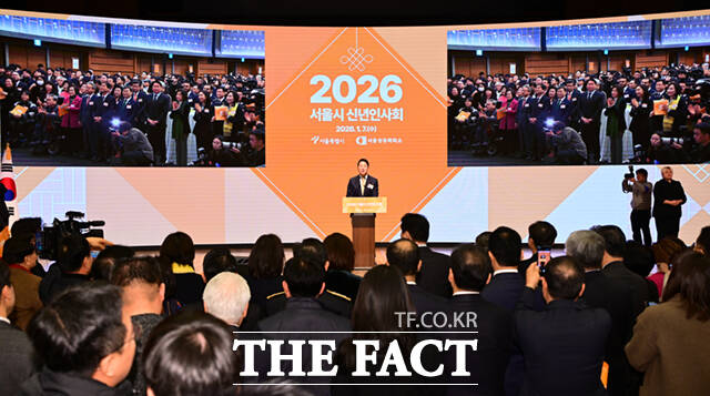 오세훈 서울시장(오른쪽)과 최태원 서울상공회의소 회장이 7일 서울 중구 대한상공회의소에서 열린 2026 서울시 신년인사회에 참석해 건배를 하고 있다.