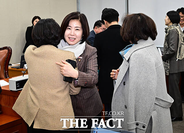 보건복지위원회 야당 간사를 맡고 있는 김미애 국민의힘 의원이 7일 오후 서울 여의도 국회에서 열린 보건복지위원회 전체회의에 참석해 동료의원들과 새해 인사를 하고 있다. /국회=배정한 기자