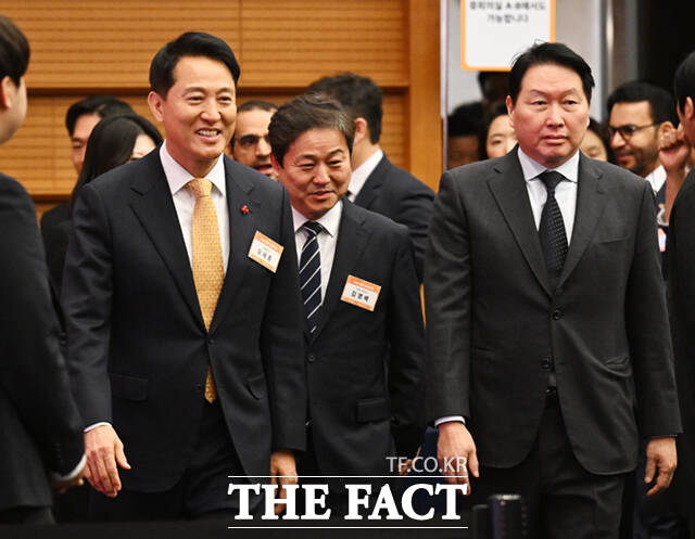 오세훈 서울시장(오른쪽)과 최태원 서울상공회의소 회장이 7일 서울 중구 대한상공회의소에서 열린 2026 서울시 신년인사회에 참석해 건배를 하고 있다.